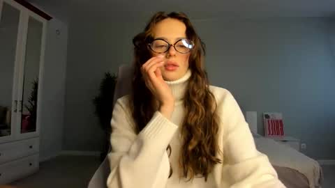 Kira online show from October 2025 01:06:01 AM