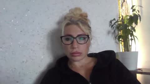 Snapshot of fox_red_lady7 chatting on October 2025 10:05:01 AM fox_red_lady7 online show from October 2025 10:05:01 AM