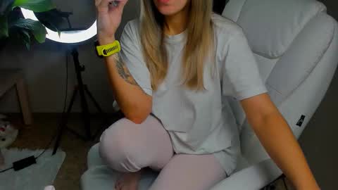 Snapshot of foxy_blond chatting on October 2025 11:26:02 PM Foxy online show from October 2025 11:26:02 PM