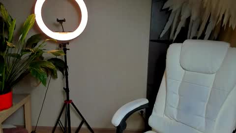 Snapshot of foxy_blond chatting on November 2025 12:21:01 AM Foxy online show from November 2025 12:21:01 AM