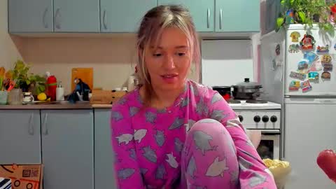 Snapshot of foxy_blond chatting on November 2025 12:49:02 PM Foxy online show from November 2025 12:49:02 PM