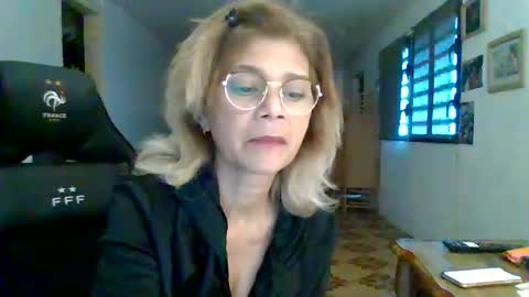 Snapshot of francelune chatting on October 2025 01:22:01 PM francelune online show from October 2025 01:22:01 PM