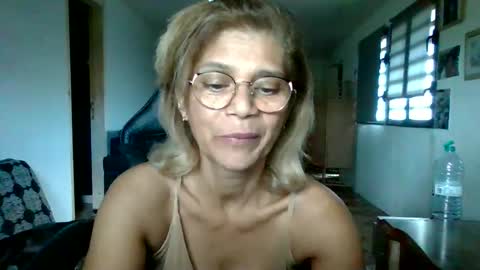Snapshot of francelune chatting on October 2025 11:02:01 AM francelune online show from October 2025 11:02:01 AM