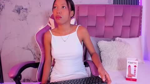 Laura online show from September 2025 07:38:01 PM