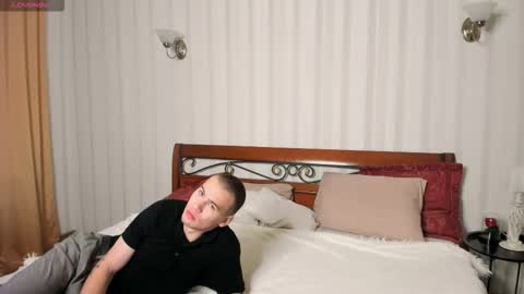 Max and Eva online show from October 2025 04:32:02 AM