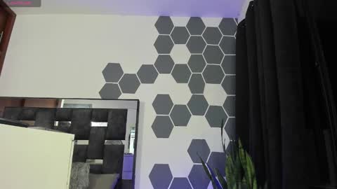 L A U R A online show from December 2024 08:28:02 AM