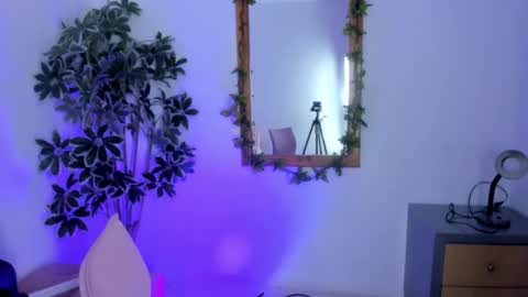 Gia  online show from October 2025 12:50:01 PM