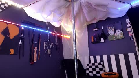 Giggles online show from November 2025 04:07:02 PM