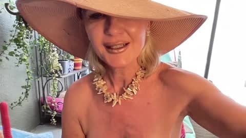 Snapshot of gl1tter_barbie chatting on January 2025 12:52:01 PM Gl1tter Barbie online show from January 2025 12:52:01 PM