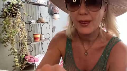 Snapshot of gl1tter_barbie chatting on September 2025 10:50:01 AM Gl1tter Barbie online show from September 2025 10:50:01 AM