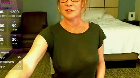 Snapshot of glam_cat chatting on December 2024 05:37:01 AM Gwendolyn online show from December 2024 05:37:01 AM