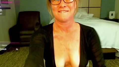 Snapshot of glam_cat chatting on December 2024 03:32:01 AM Gwendolyn online show from December 2024 03:32:01 AM