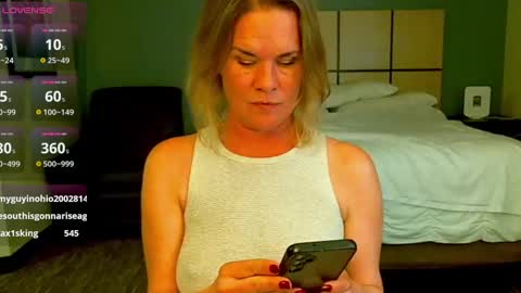 Snapshot of glam_cat chatting on December 2024 01:02:02 AM Gwendolyn online show from December 2024 01:02:02 AM