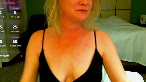 Snapshot of glam_cat chatting on January 2025 12:46:02 AM Gwendolyn online show from January 2025 12:46:02 AM