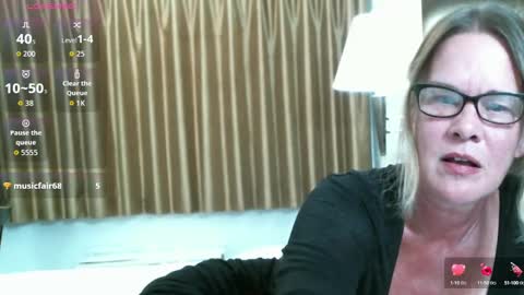 Snapshot of glam_cat chatting on September 2025 01:16:01 AM Gwendolyn online show from September 2025 01:16:01 AM