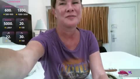 Snapshot of glam_cat chatting on October 2025 03:37:02 AM Gwendolyn online show from October 2025 03:37:02 AM