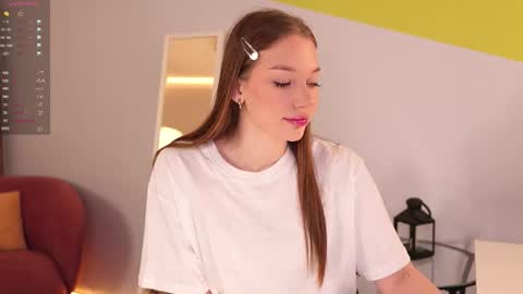 Snapshot of glowwww_ chatting on November 2025 04:17:02 PM Eloise online show from November 2025 04:17:02 PM