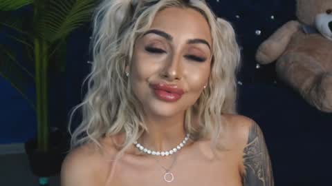 Snapshot of goldenamberx chatting on January 2025 09:01:01 AM GoldenAmberX online show from January 2025 09:01:01 AM