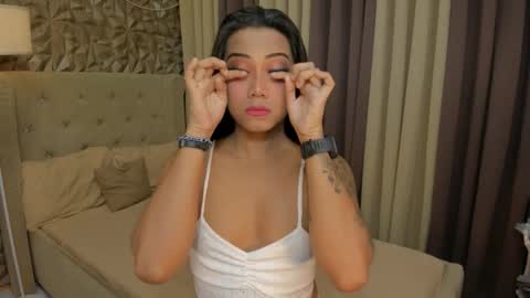 Snapshot of gorgeous_dark_luna chatting on November 2025 05:52:01 PM RIANA online show from November 2025 05:52:01 PM