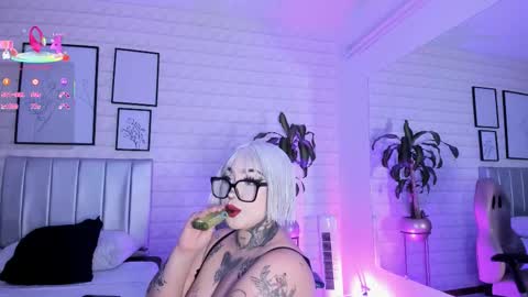 Snapshot of greennbella chatting on November 2025 07:14:01 PM online show from November 2025 07:14:01 PM