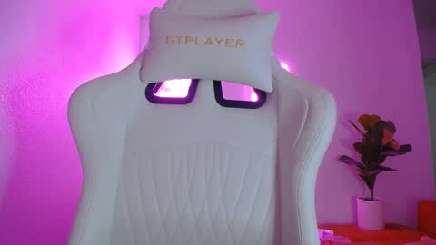 Snapshot of groovynights chatting on February 2025 06:42:01 AM daphne online show from February 2025 06:42:01 AM