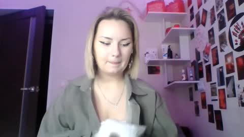 Caroline online show from September 2025 01:05:02 PM