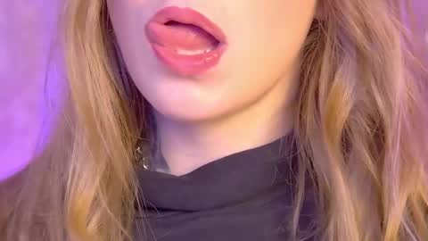 Snapshot of hannahmonttana chatting on September 2025 04:06:01 AM Pearl online show from September 2025 04:06:01 AM