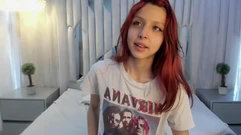 Hanni  online show from February 2025 02:00:02 PM