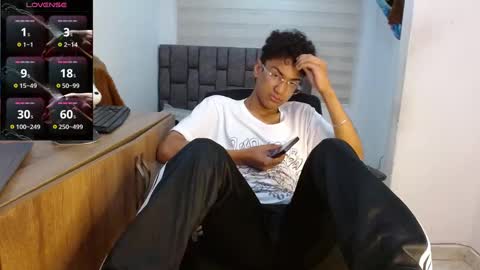 Snapshot of harrytwink18 chatting on September 2025 02:50:02 PM HARRY online show from September 2025 02:50:02 PM