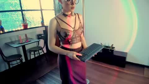 Heliconia online show from October 2025 10:40:01 PM