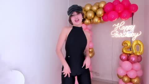 Snapshot of hellen_coy chatting on December 2024 06:57:01 PM Julieta online show from December 2024 06:57:01 PM