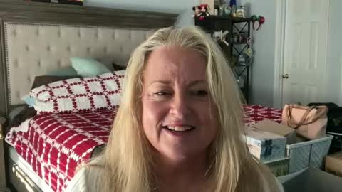 Snapshot of helloimhunny chatting on January 2025 08:44:01 PM Hunnys Hive online show from January 2025 08:44:01 PM