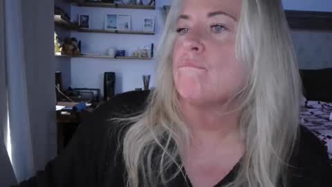 Snapshot of helloimhunny chatting on February 2025 09:14:02 PM Hunnys Hive online show from February 2025 09:14:02 PM