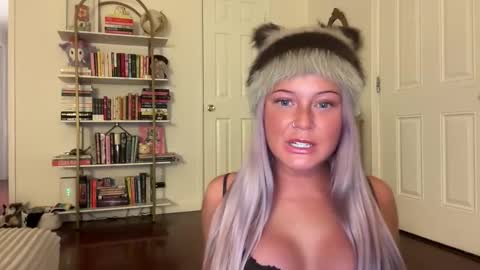 hellokittyluverr online show from November 2025 06:01:01 AM