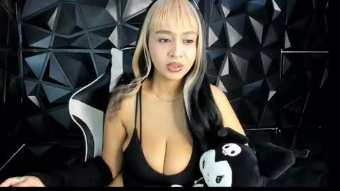 Snapshot of heluehorny13 chatting on October 2025 04:20:02 AM heluehorny13 online show from October 2025 04:20:02 AM