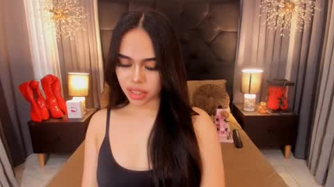 Snapshot of hennessygoddess69 chatting on January 2025 12:17:01 AM HENNESSY online show from January 2025 12:17:01 AM