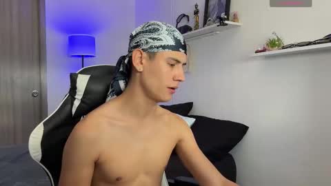 Snapshot of hey_cesard chatting on October 2025 03:25:02 PM hey_cesard online show from October 2025 03:25:02 PM