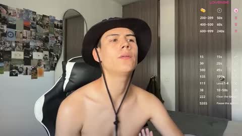 Snapshot of hey_cesard chatting on October 2025 04:08:01 PM hey_cesard online show from October 2025 04:08:01 PM