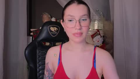 Snapshot of hi_evie chatting on December 2025 12:44:02 PM Evangelina or Evie online show from December 2025 12:44:02 PM