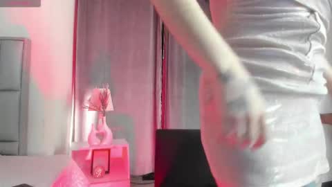 hikarii_ online show from November 2025 07:15:01 PM