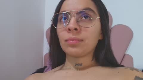 Snapshot of hillary_jones chatting on October 2025 10:33:01 AM sarah online show from October 2025 10:33:01 AM