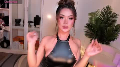Snapshot of holee_laura chatting on January 2025 09:08:02 PM Ms. Laura online show from January 2025 09:08:02 PM