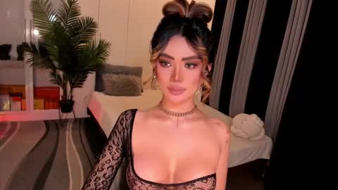 Snapshot of holee_laura chatting on November 2025 07:05:02 PM Ms. Laura online show from November 2025 07:05:02 PM