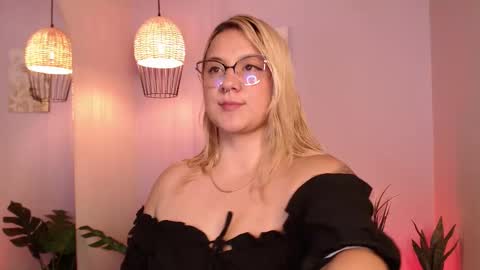 Hollie online show from October 2025 07:41:01 PM