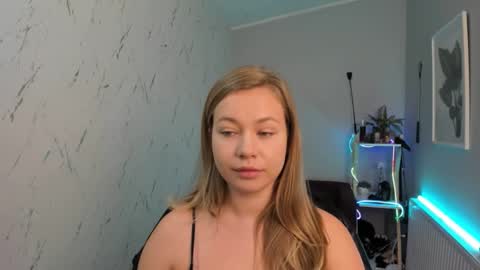 Snapshot of holly_bb95 chatting on September 2025 06:09:02 PM Holly online show from September 2025 06:09:02 PM