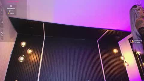 Snapshot of holly_kat chatting on November 2025 10:31:02 PM April online show from November 2025 10:31:02 PM