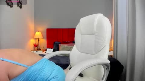 Snapshot of holly_madison_ chatting on October 2025 12:47:01 PM Holly Madisson online show from October 2025 12:47:01 PM