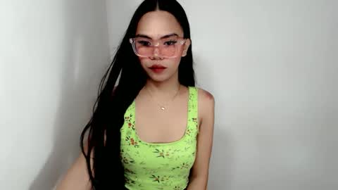 Snapshot of hollyhalo chatting on October 2025 09:43:02 AM hollyhalo online show from October 2025 09:43:02 AM