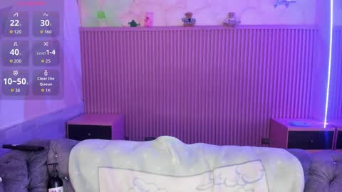 Holly online show from October 2025 08:00:02 PM