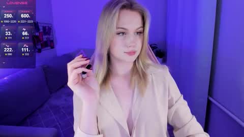 Snapshot of honey_blondee chatting on September 2025 11:19:01 PM Tammy online show from September 2025 11:19:01 PM